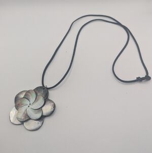 Elegant Black Shell Pendant Necklace